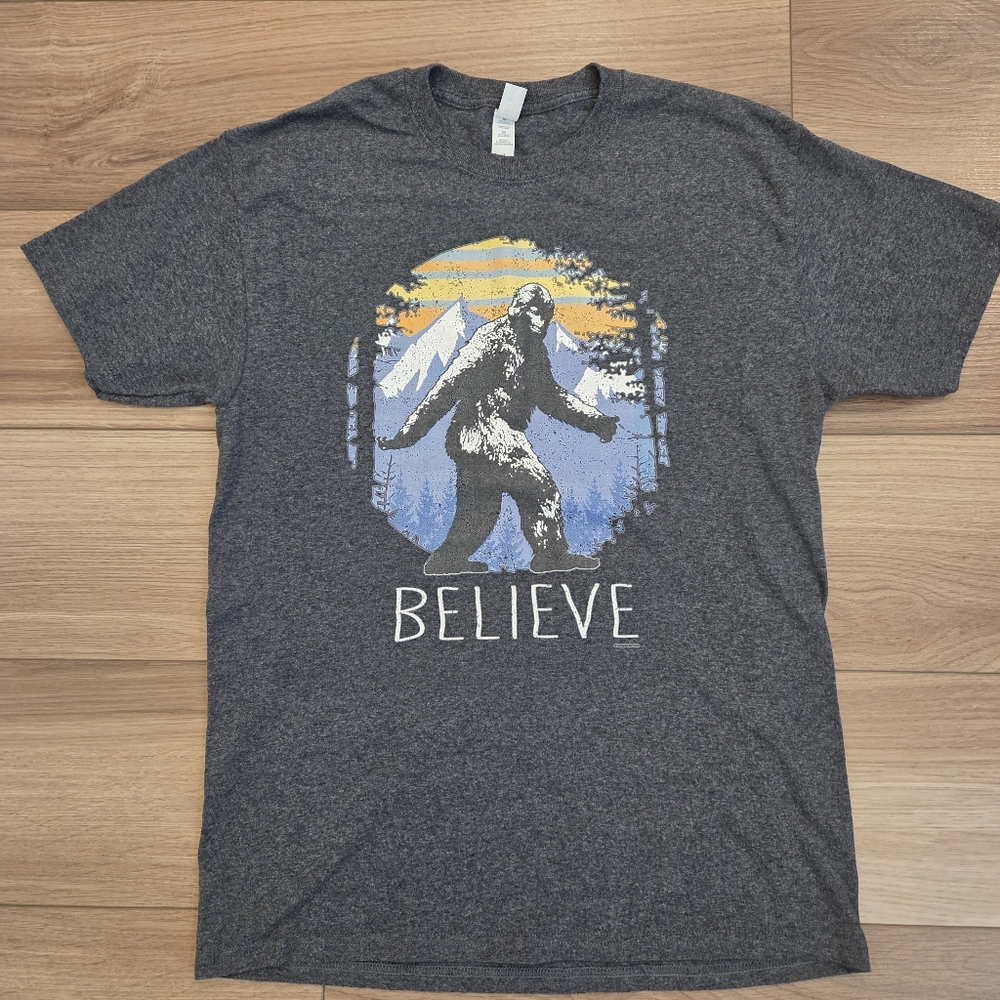 Dark Gray Jerzees "Believe" Big Foot Graphic Tee Size Medium